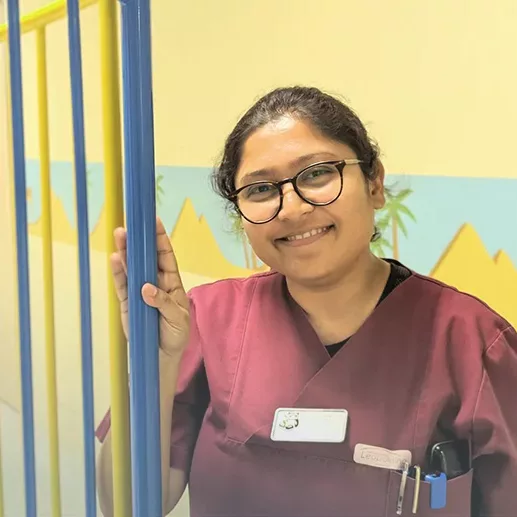 Eine indische Ärztin, die erfolgreich und zufrieden in einer Klinik in Unterfranken in Bayern arbeitet.