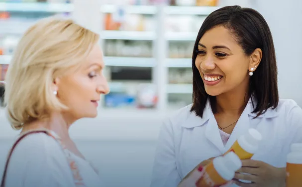 Immigrierte Apothekerin, die in einer deutschen Apotheke arbeitet.