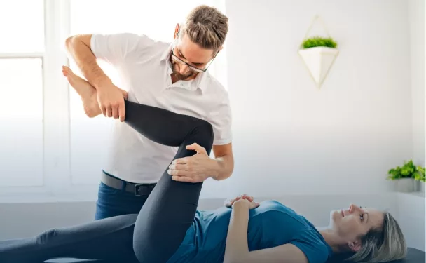 Immigrierter Physiotherapeut, der in einer deutschen Praxis für Physiotherapie arbeitet.