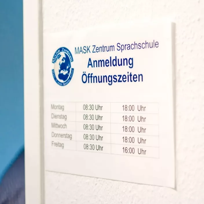 Aushang der Öffnungszeiten der MASK Zentrum Sprachschule.