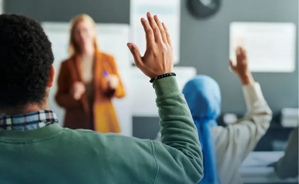 Erwachsene in einer Unterrichtsstunde während ihres Deutschkurses in der MASK Zentrum Sprachschule.